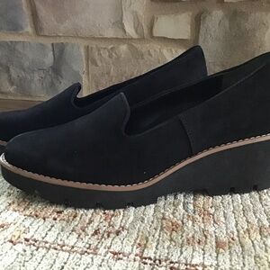 Vionic Women's Willa Wedge black water resistant suede EUC 9